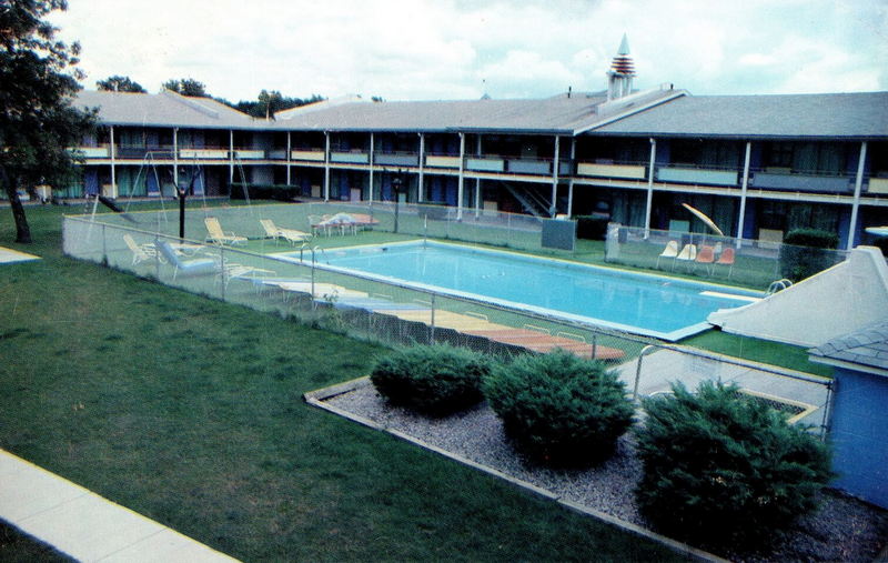 Colonial Motor Inn (Howard Johnsons) - Vintage Postcard (newer photo)